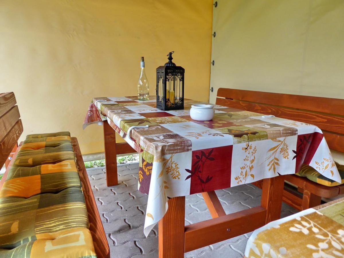 Illes Vendeghaz Hotel Keszthely Bagian luar foto