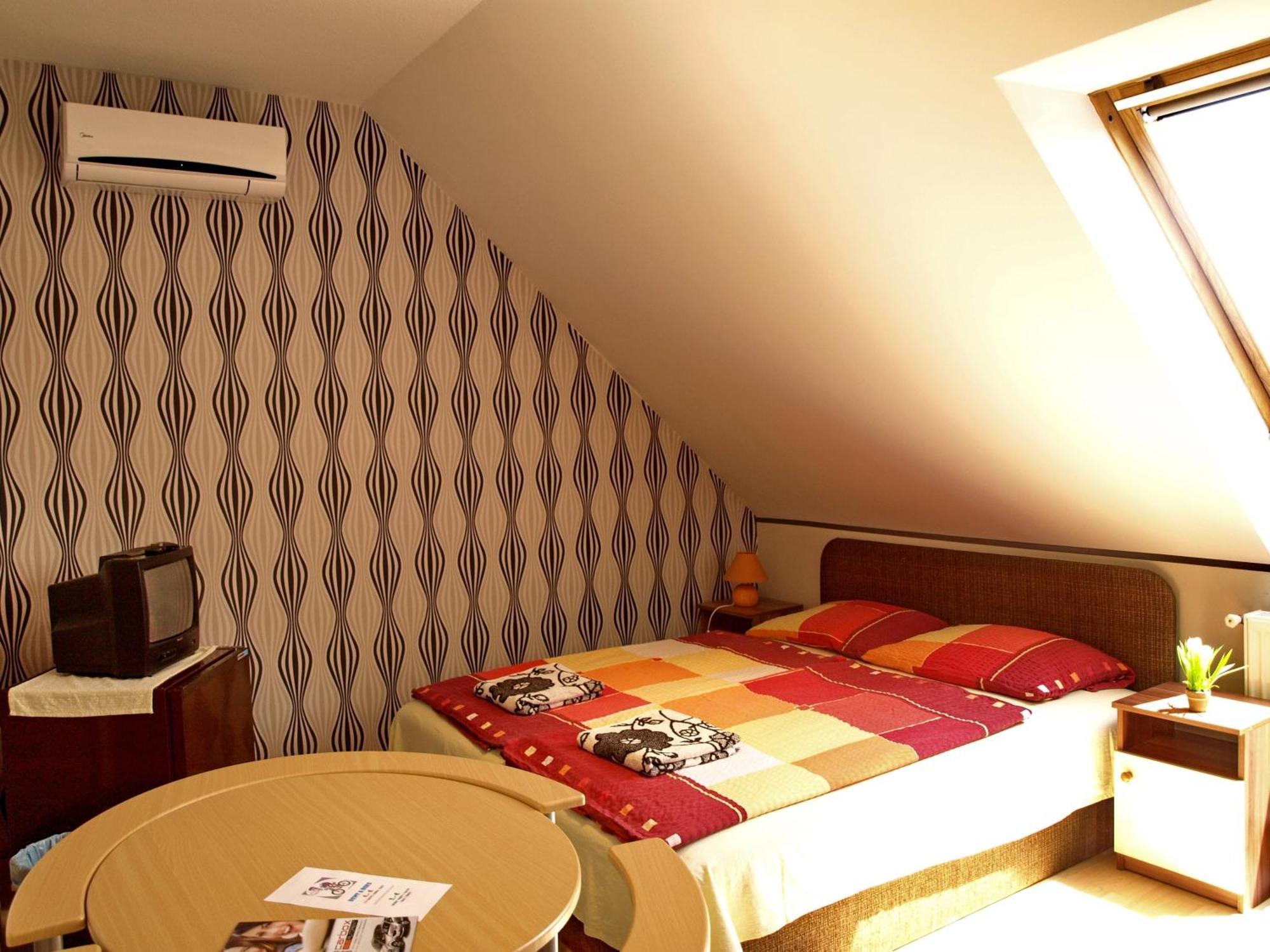 Illes Vendeghaz Hotel Keszthely Bagian luar foto