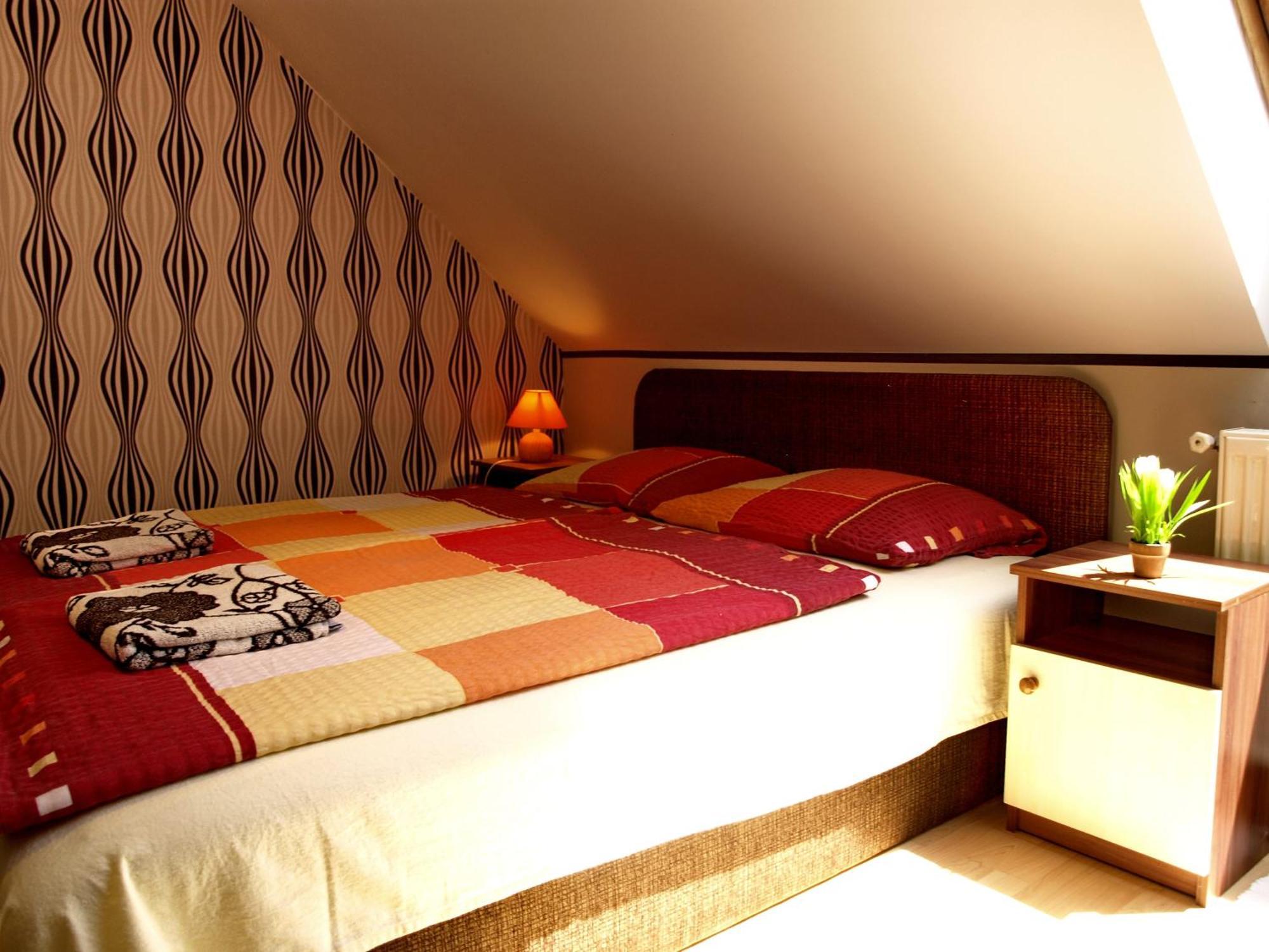 Illes Vendeghaz Hotel Keszthely Bagian luar foto