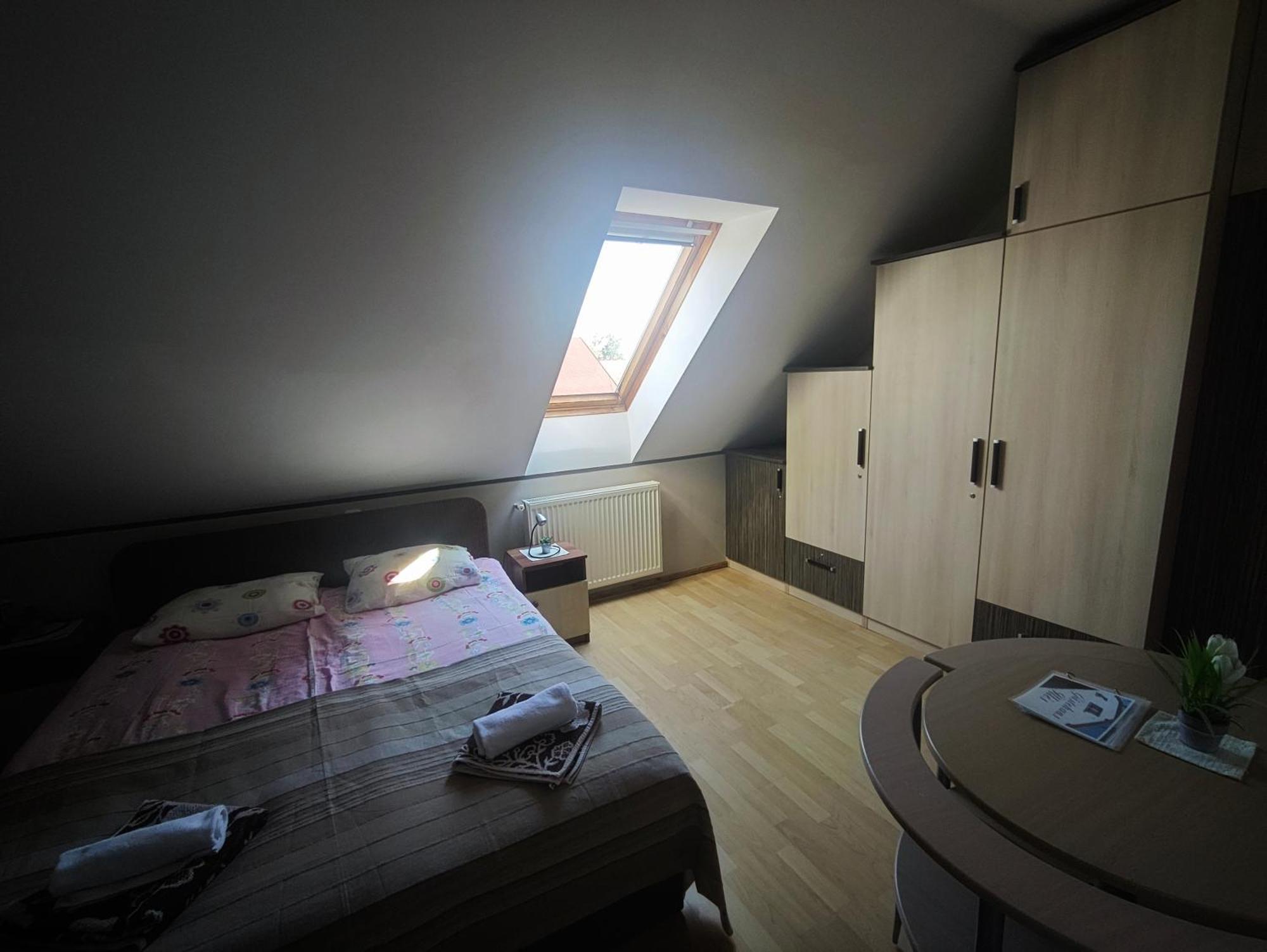 Illes Vendeghaz Hotel Keszthely Bagian luar foto