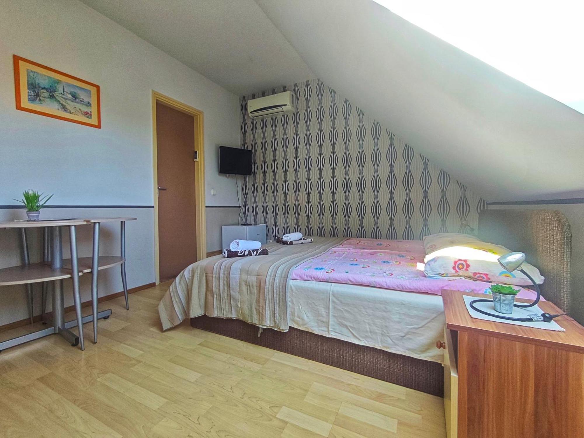 Illes Vendeghaz Hotel Keszthely Bagian luar foto