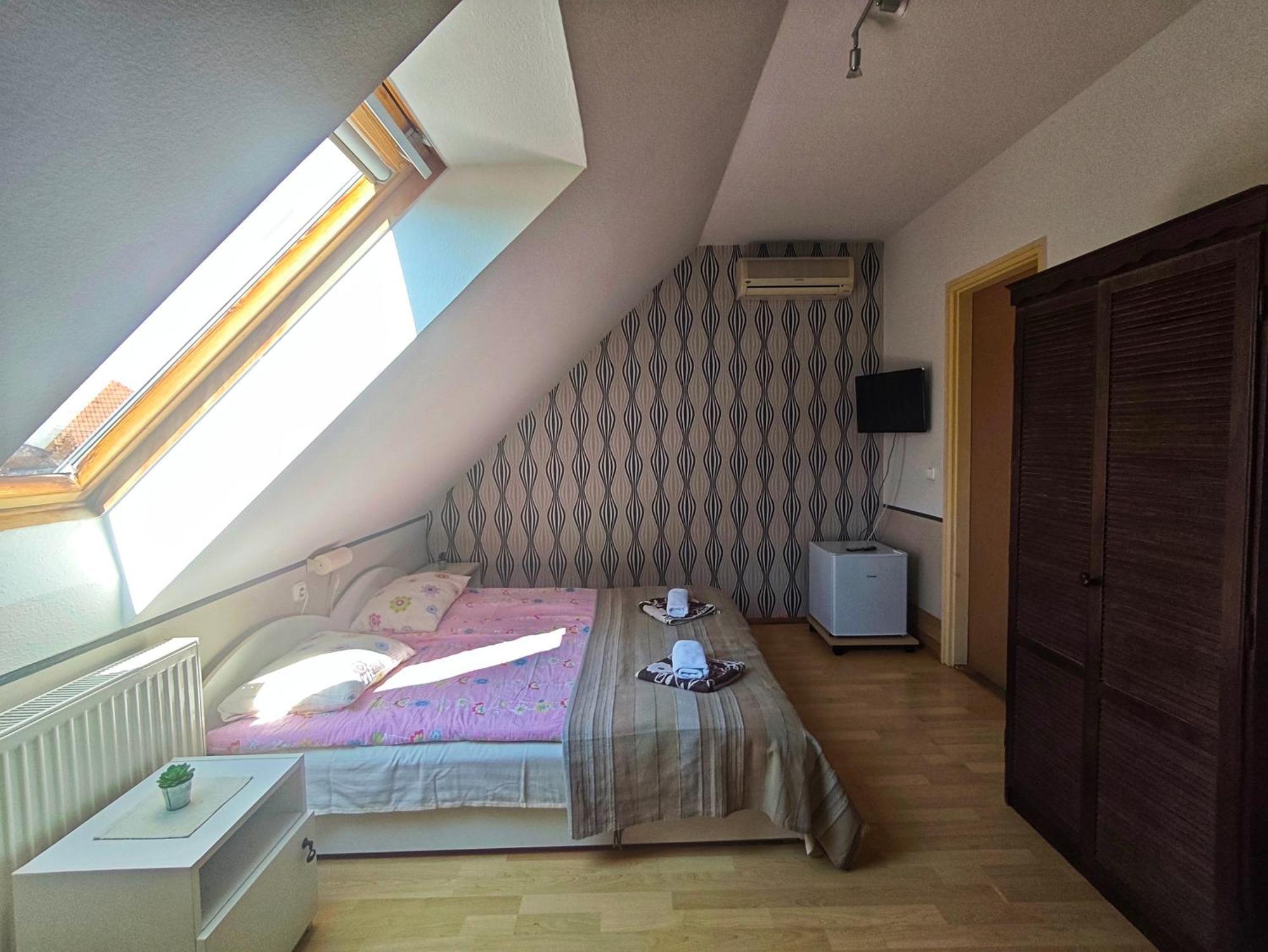 Illes Vendeghaz Hotel Keszthely Bagian luar foto