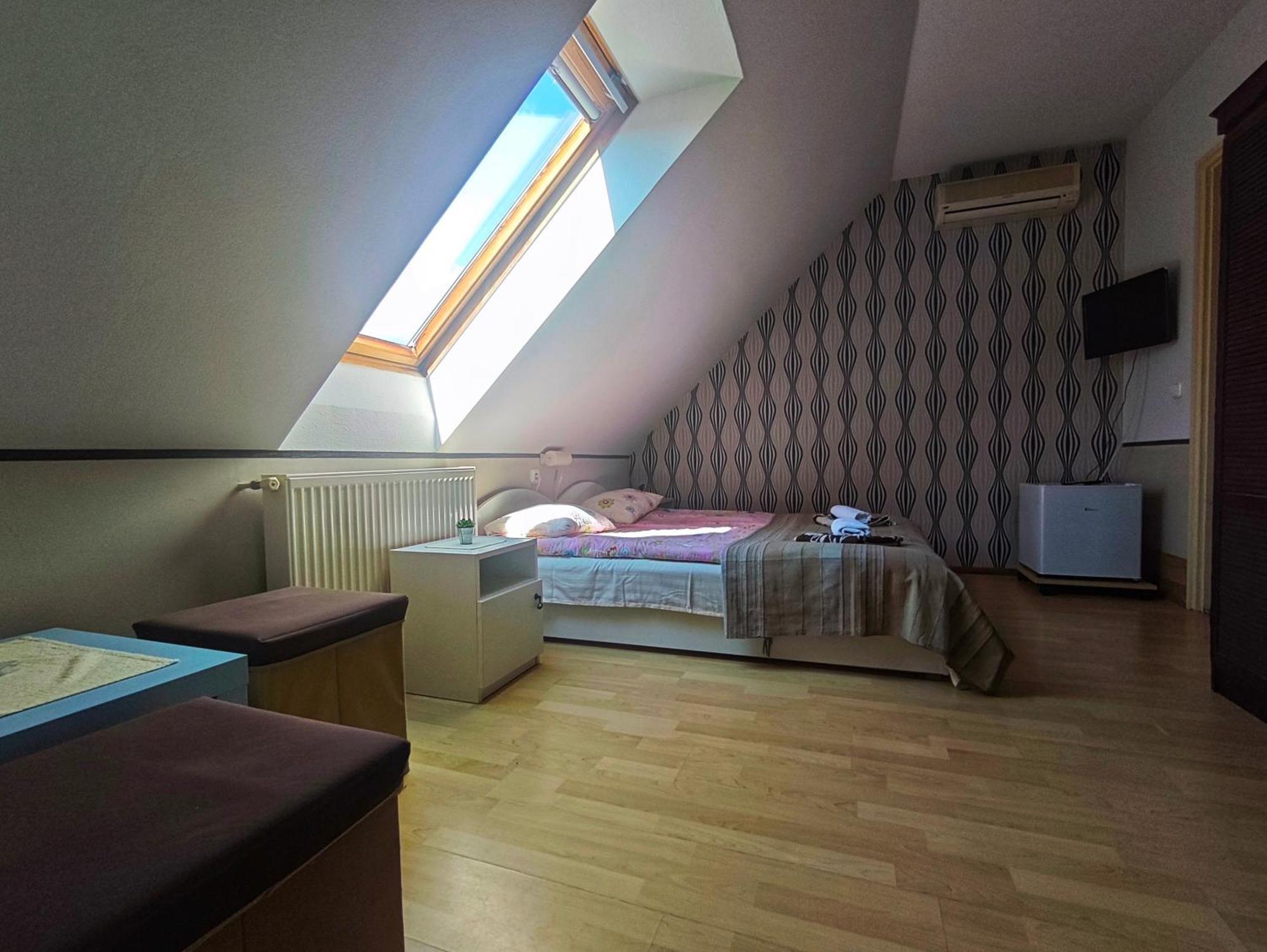 Illes Vendeghaz Hotel Keszthely Bagian luar foto