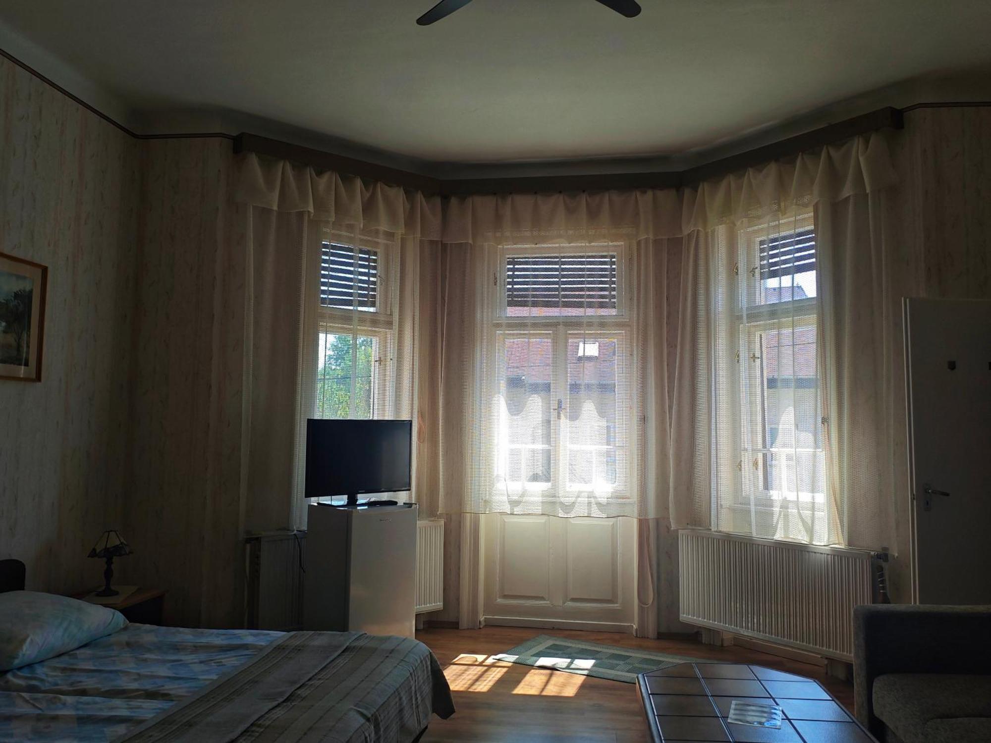 Illes Vendeghaz Hotel Keszthely Bagian luar foto