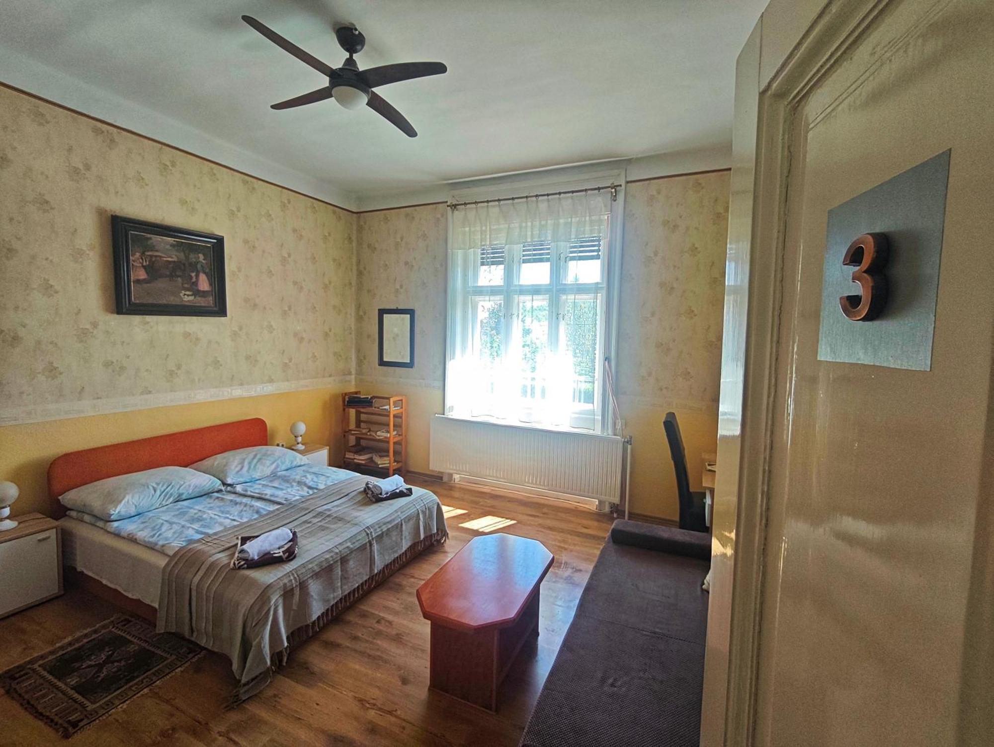 Illes Vendeghaz Hotel Keszthely Bagian luar foto
