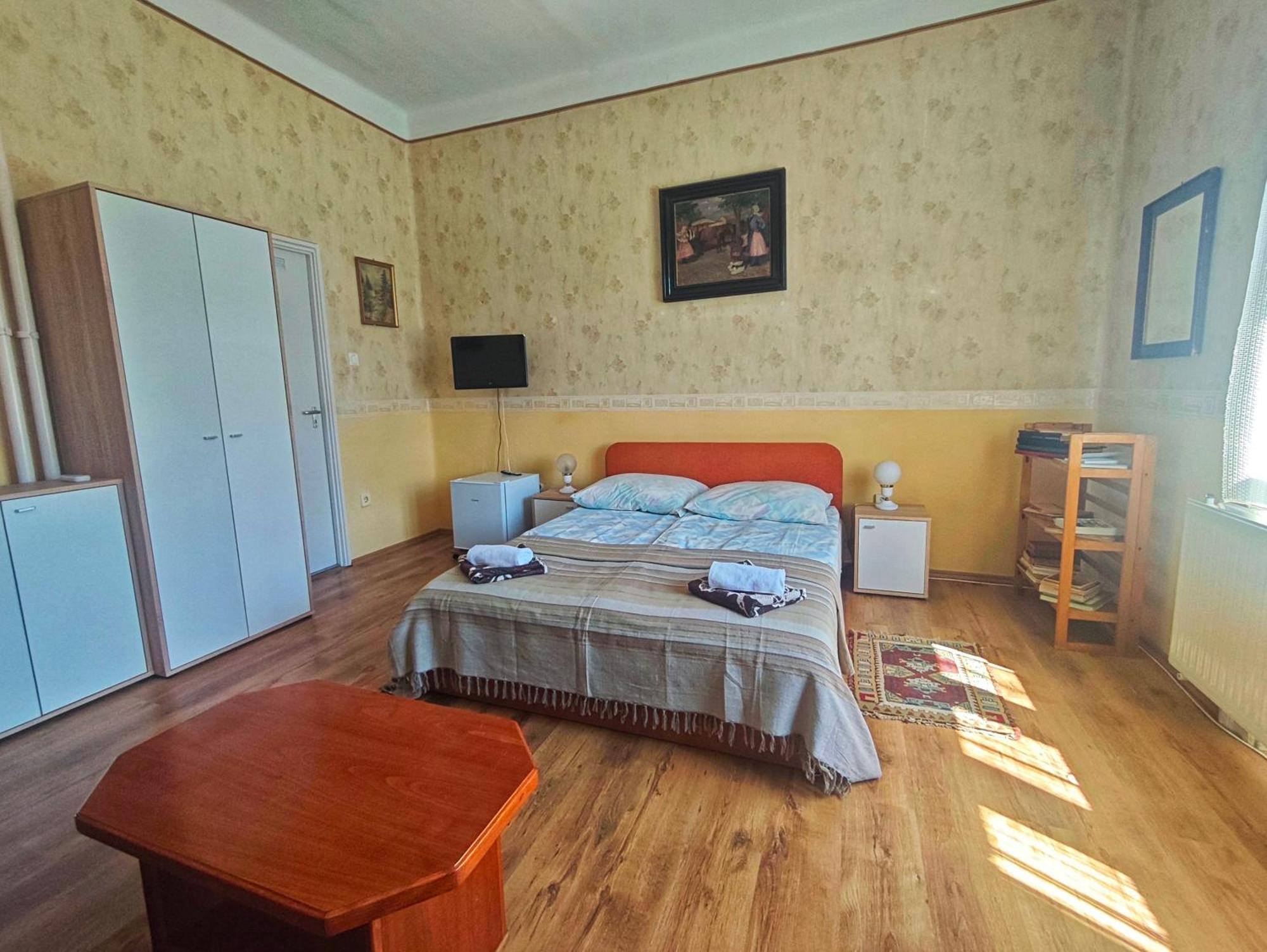 Illes Vendeghaz Hotel Keszthely Bagian luar foto