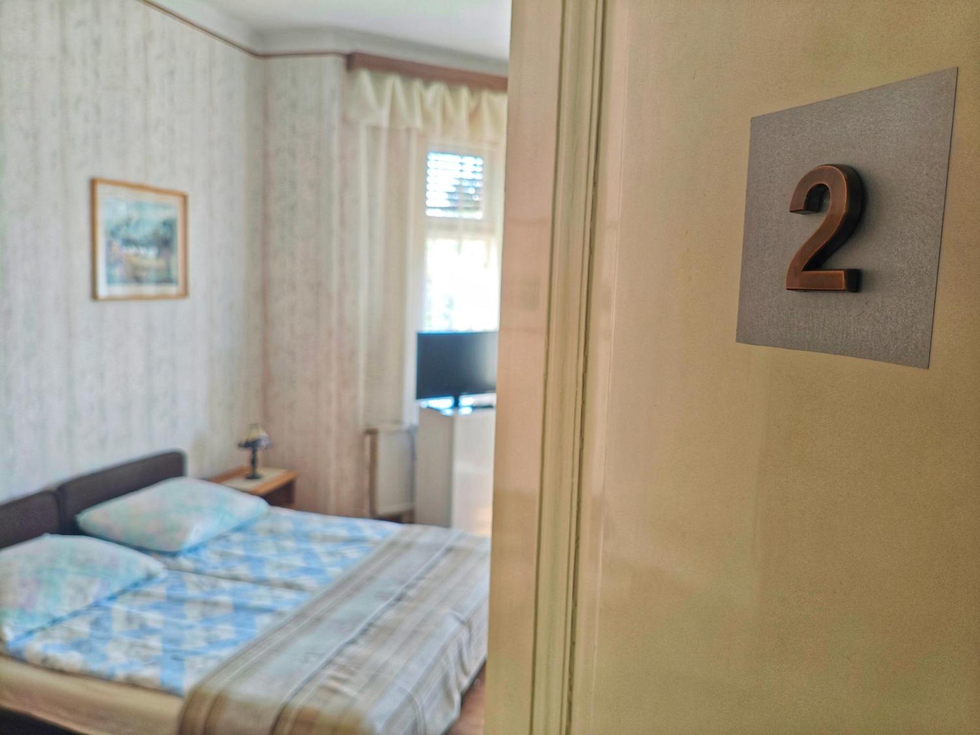 Illes Vendeghaz Hotel Keszthely Bagian luar foto