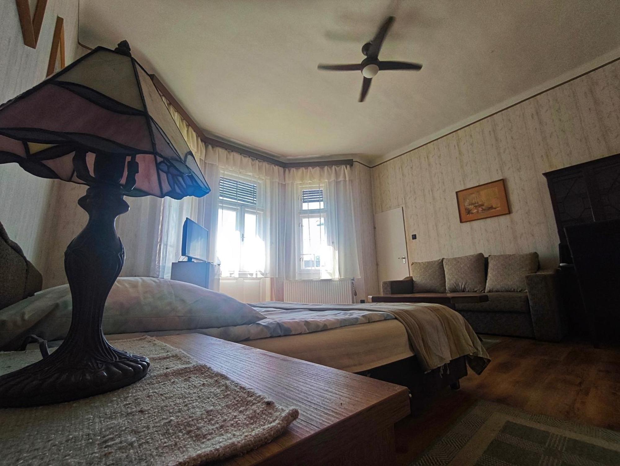 Illes Vendeghaz Hotel Keszthely Bagian luar foto