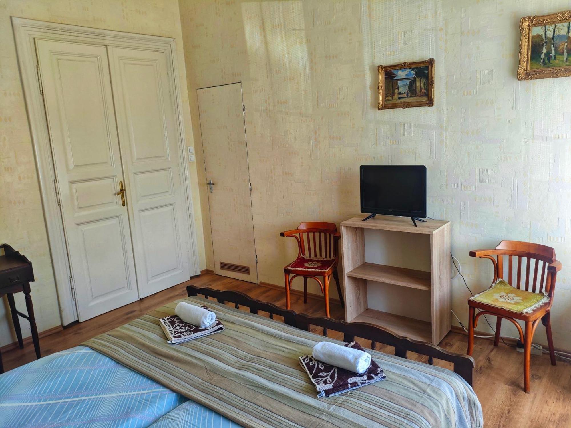 Illes Vendeghaz Hotel Keszthely Bagian luar foto