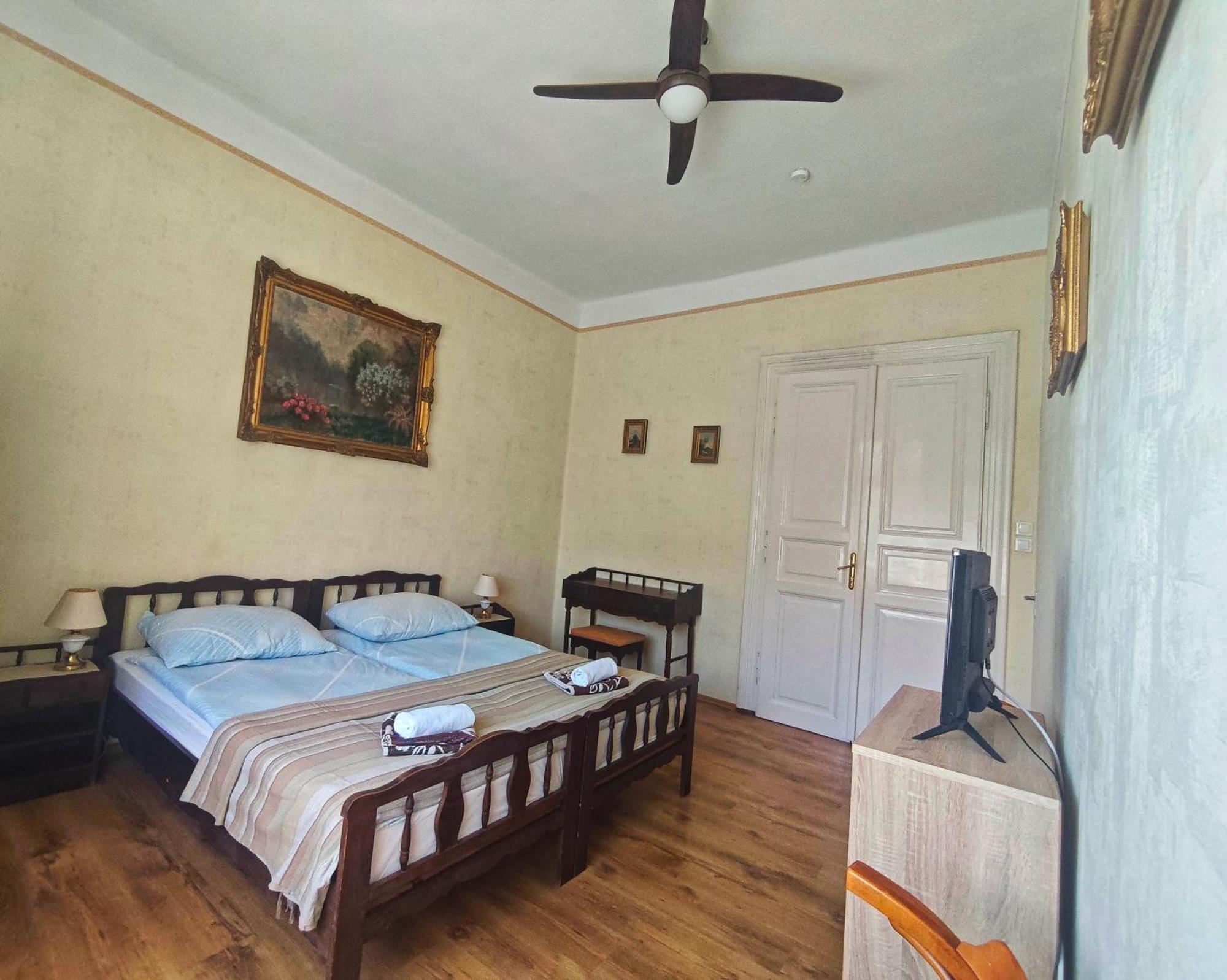Illes Vendeghaz Hotel Keszthely Bagian luar foto
