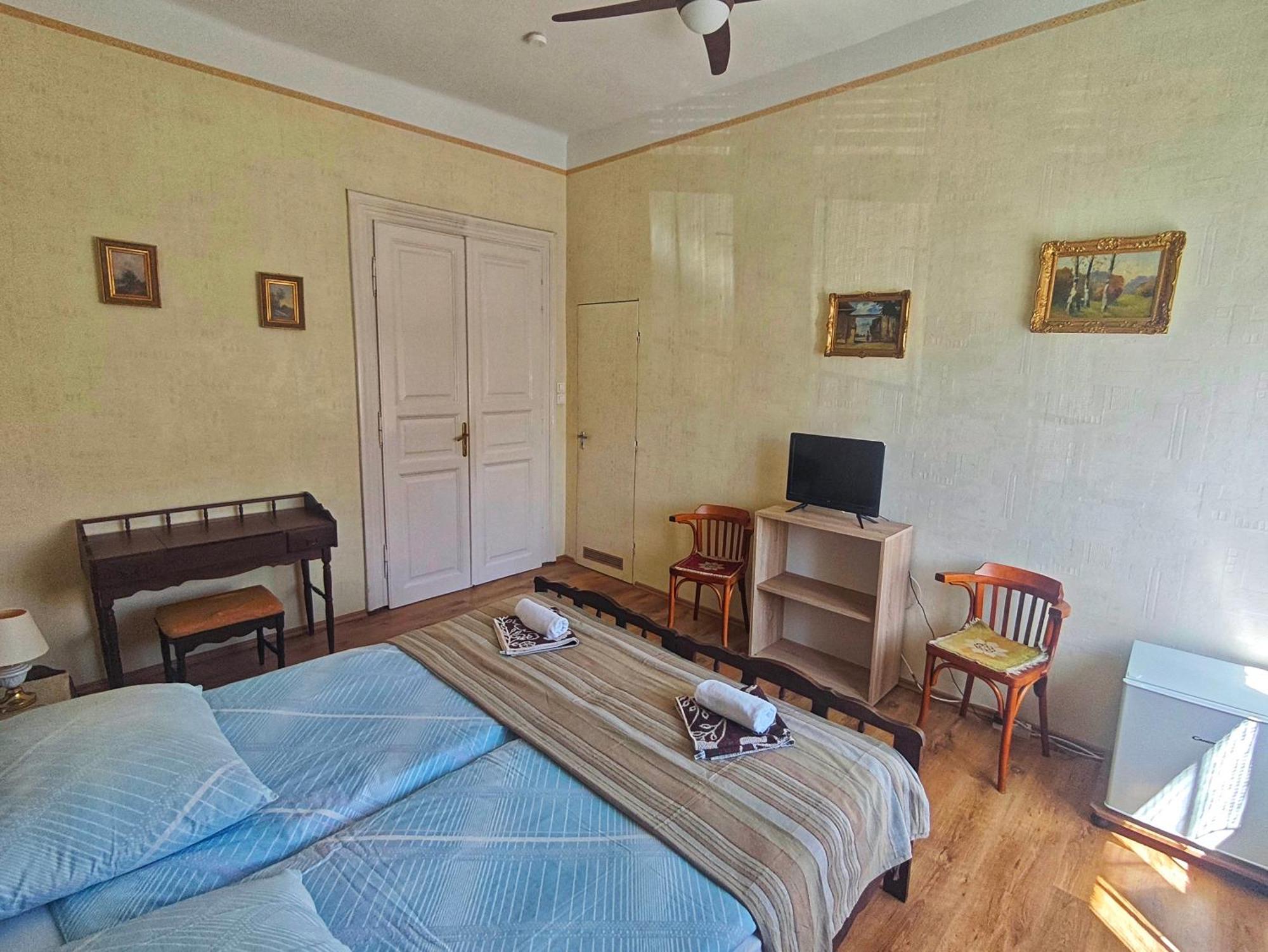 Illes Vendeghaz Hotel Keszthely Bagian luar foto