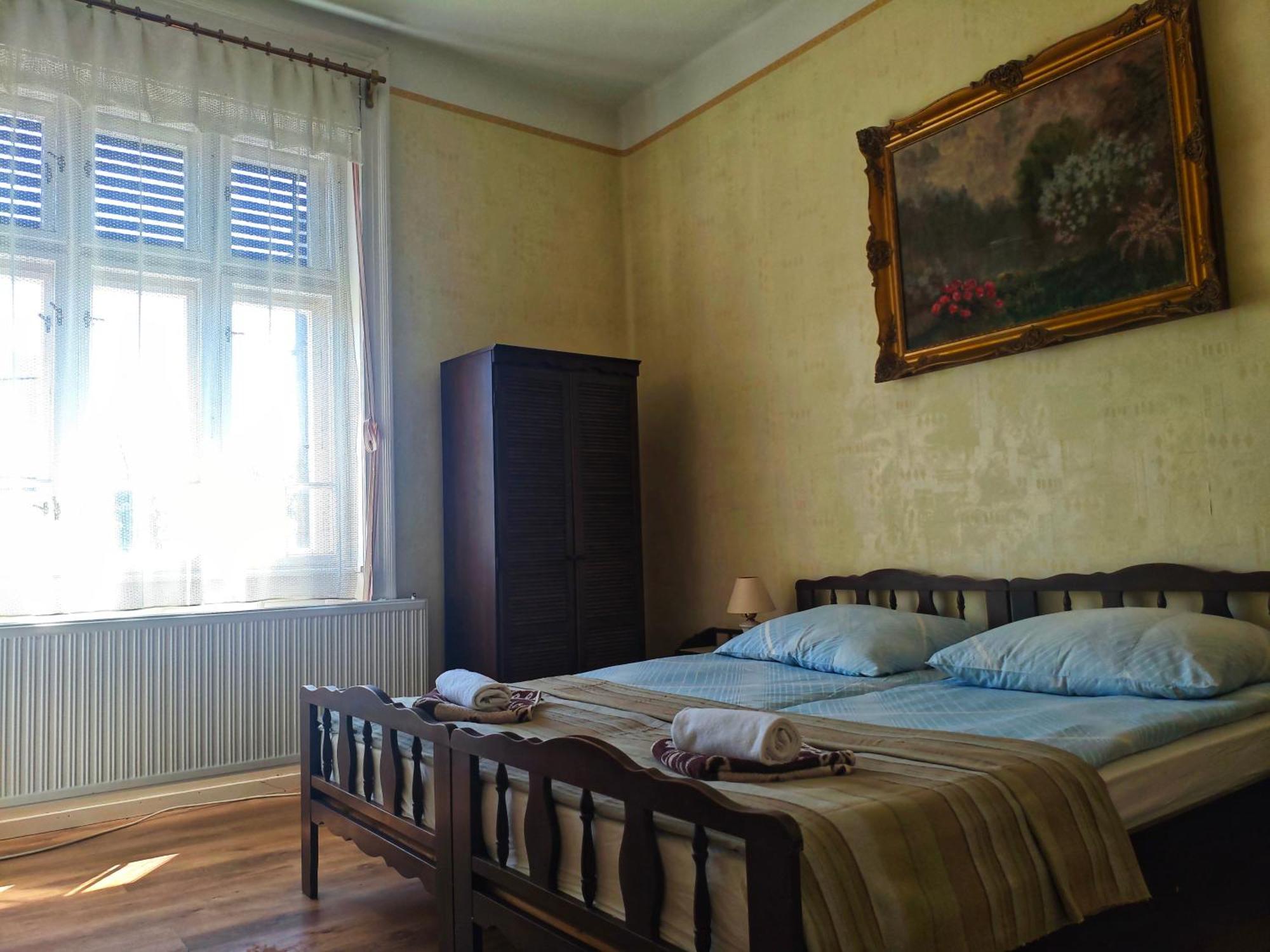 Illes Vendeghaz Hotel Keszthely Bagian luar foto