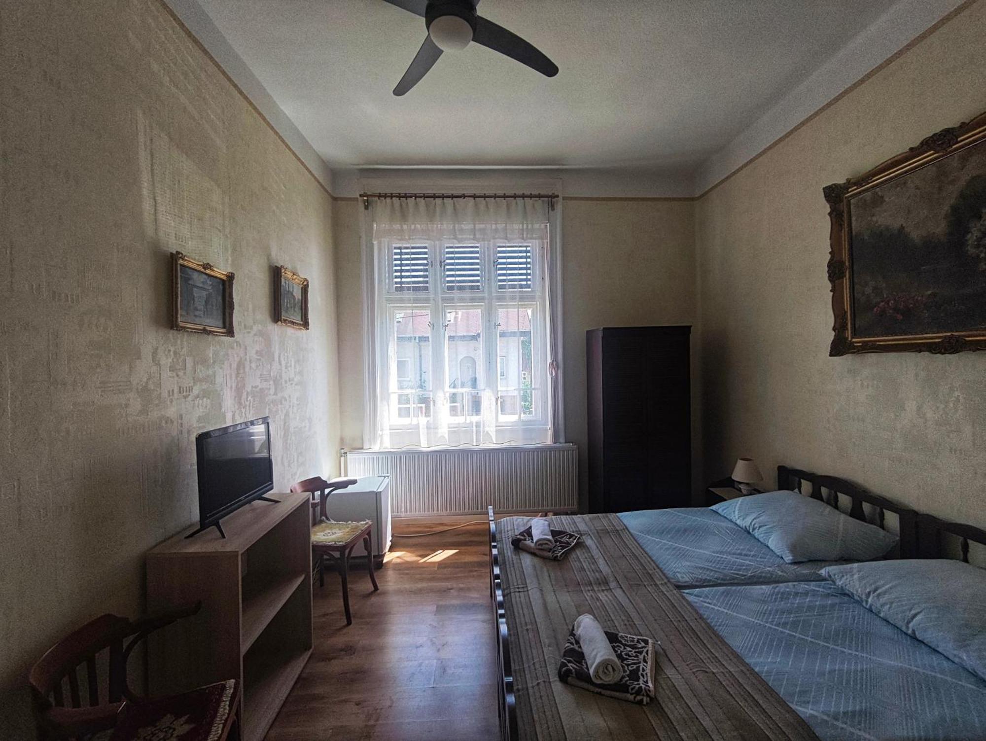 Illes Vendeghaz Hotel Keszthely Bagian luar foto