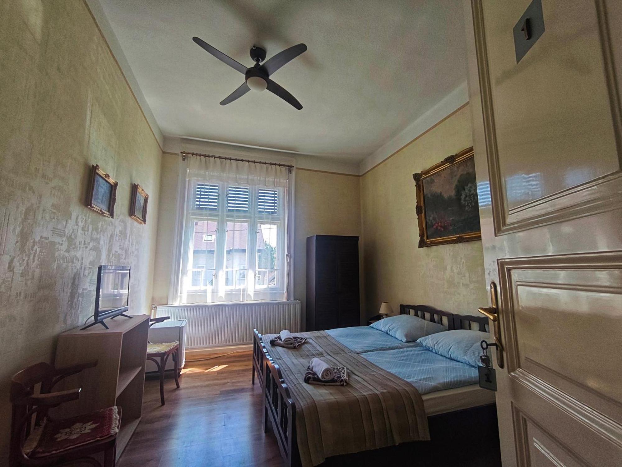 Illes Vendeghaz Hotel Keszthely Bagian luar foto