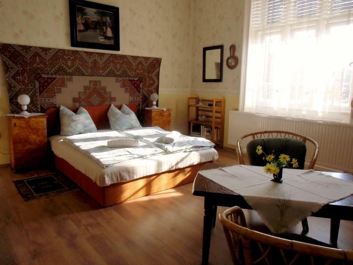 Illes Vendeghaz Hotel Keszthely Bagian luar foto