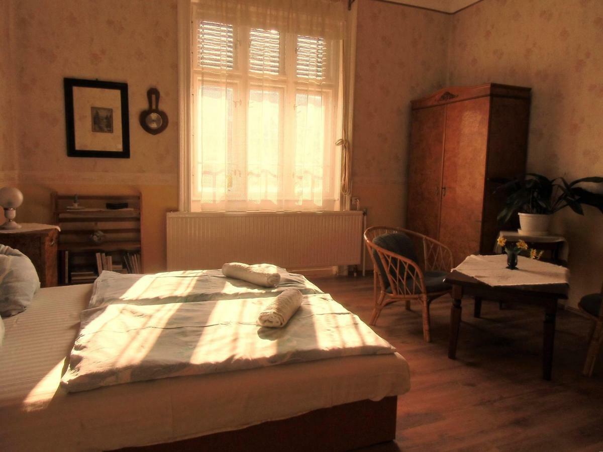 Illes Vendeghaz Hotel Keszthely Bagian luar foto