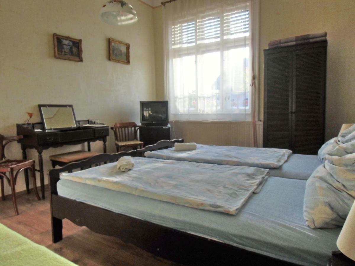Illes Vendeghaz Hotel Keszthely Bagian luar foto