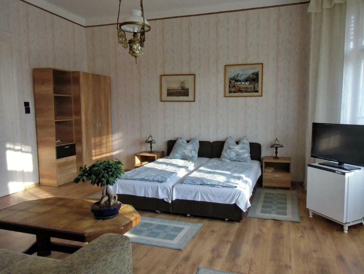 Illes Vendeghaz Hotel Keszthely Bagian luar foto