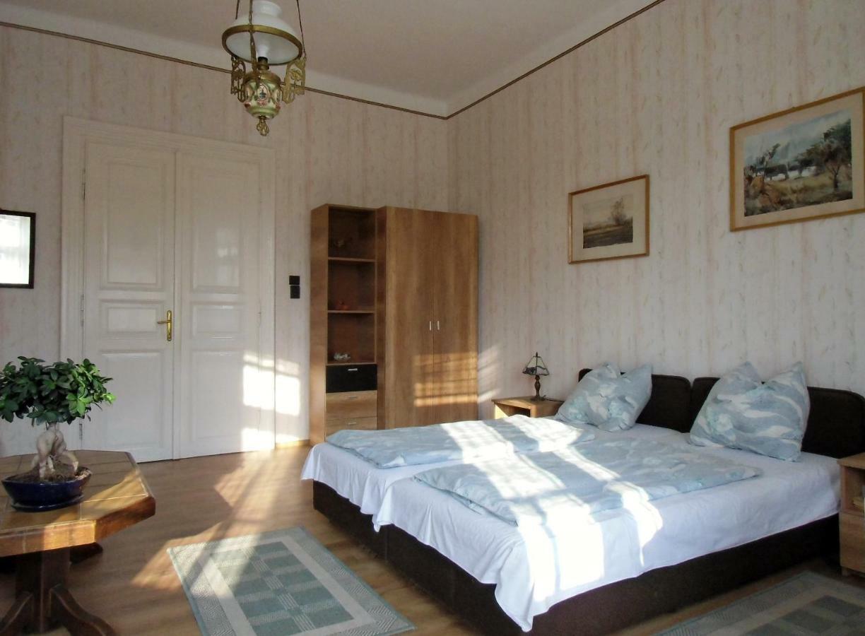Illes Vendeghaz Hotel Keszthely Bagian luar foto